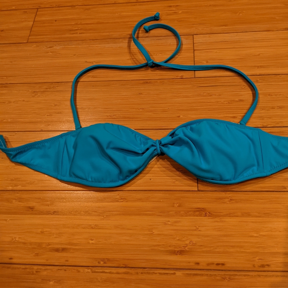 Bikini top with removable neck tie